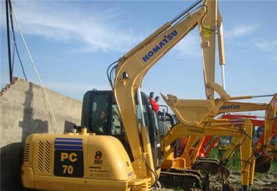 二手挖掘機選購指南 上海功勤工程機械為您提供全國包運的優質二手60、70、120、200型挖掘機